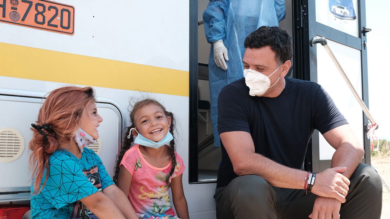 Β.Κικίλιας: Σκουπίζεται στο παντελόνι του μετά από χαιρετισμό με Ρομά (Upd-βίντεο)