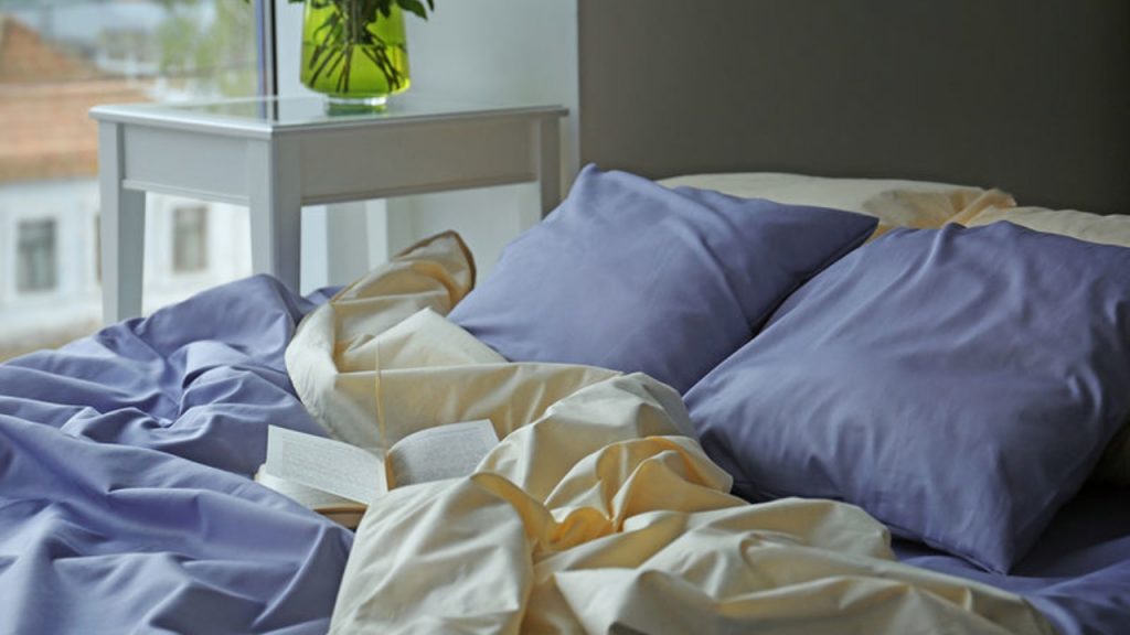 Θα σας «λύσει» τα χέρια: Ο εύκολος και γρήγορος τρόπος για να αποθηκεύεις τα σεντόνια σου