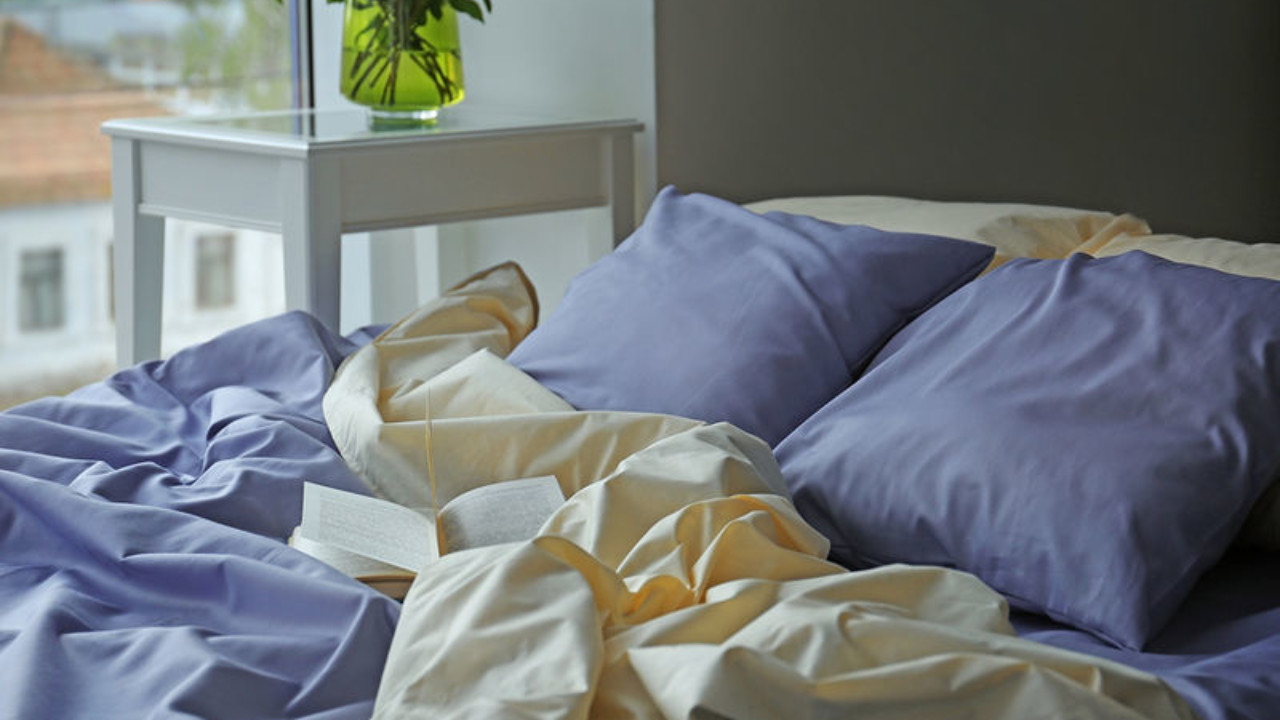 Θα σας «λύσει» τα χέρια: Ο εύκολος και γρήγορος τρόπος για να αποθηκεύεις τα σεντόνια σου