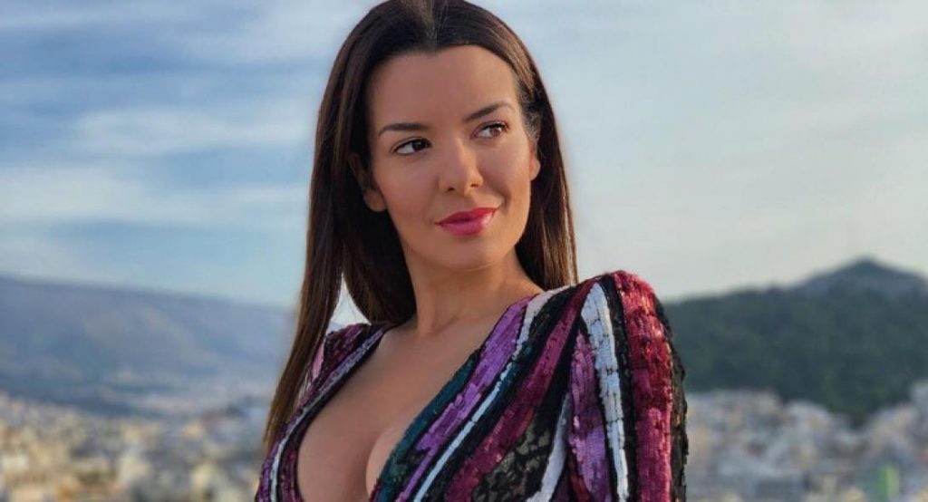 Η Νικολέττα Ράλλη ποζάρει με το μπικίνι της και ανεβάζει και άλλο τη θερμοκρασία (φωτο)