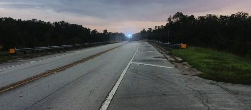 Σώθηκε από θαύμα! Οδηγός αποφεύγει φορτηγό που έρχεται κατά πάνω του (βίντεο)