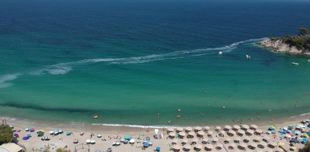 Γέμισε «αφρούς» παραλία στη Χαλκιδική – Πως εξηγούν το φαινόμενο οι ειδικοί (βίντεο)