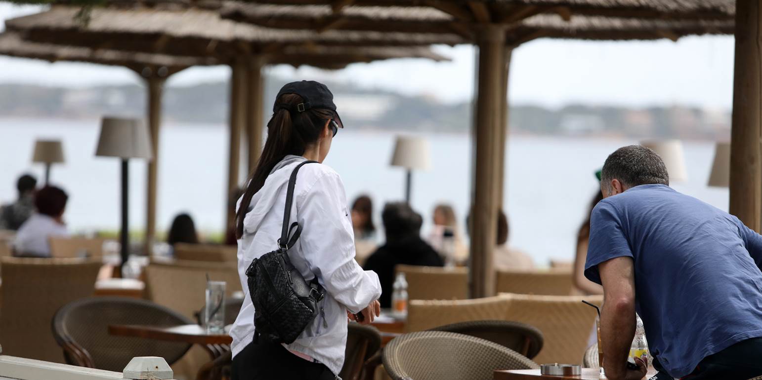 Τιμωρούν τους εργαζόμενους που δεν θέλουν να εμβολιαστούν: Θα πρέπει να πληρώνουν 100€ το μήνα για τεστ!