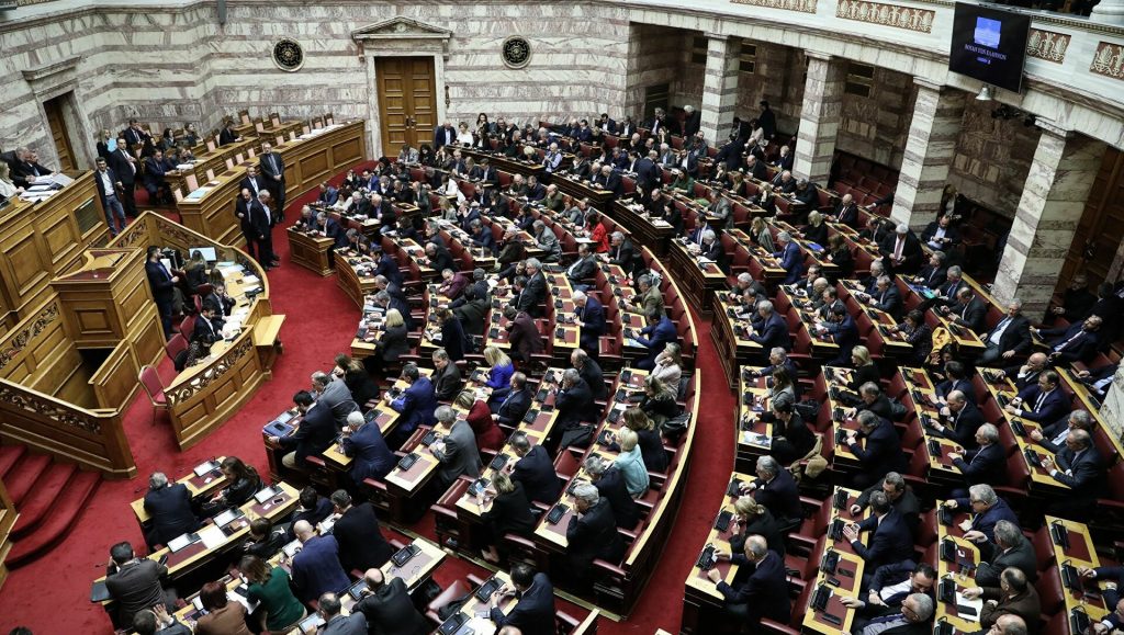 Η επίθεση στους ανεμβολίαστους ξεκίνησε με νόμο της νύχτας για υποχρεωτικούς εμβολιασμούς σε Δημόσιο και ιδιώτες!