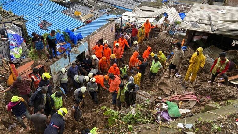 Ινδία: Τουλάχιστον 18 νεκροί και δεκάδες εγκλωβισμένοι ο απολογισμός από τις σφοδρές βροχοπτώσεις (βίντεο)