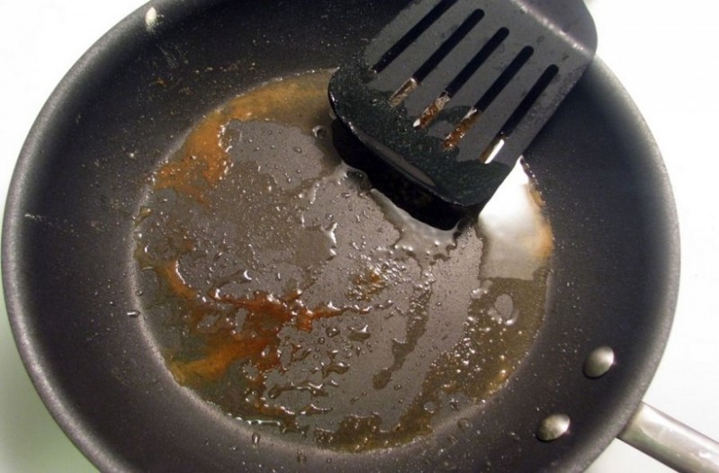 Το κόλπο για να πετάς το λίπος από το τηγάνι χωρίς να βουλώνεις τον νεροχύτη