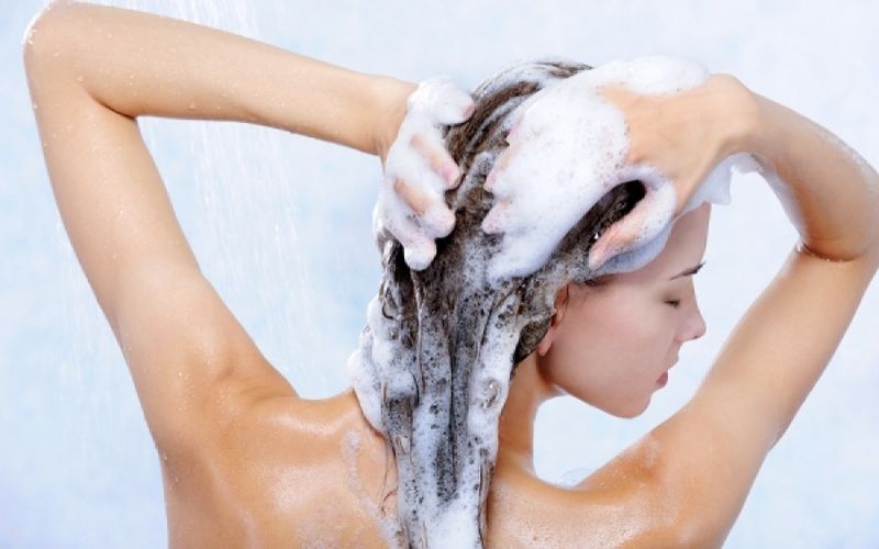 Τελικά πόσο συχνά πρέπει να λουζόμαστε;