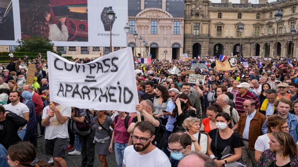 Γαλλική εξέγερση: Μάχες σώμα με σώμα διαδηλωτών – αστυνομίας στο Παρίσι για τους αναγκαστικούς εμβολιασμούς (βίντεο)