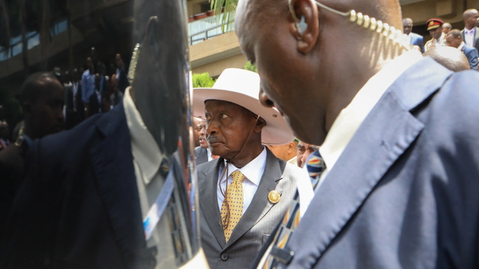 Γίνονται και αλλού – Σάλος στην Ουγκάντα: Μοίρασαν 25 εκατ. ευρώ στους βουλευτές για νέα αυτοκίνητα