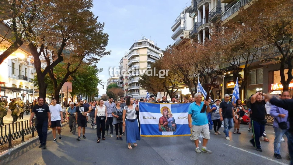Μεγάλη πορεία διαμαρτυρίας κατά του υποχρεωτικού εμβολιασμού και στην Θεσσαλονίκη (βίντεο)