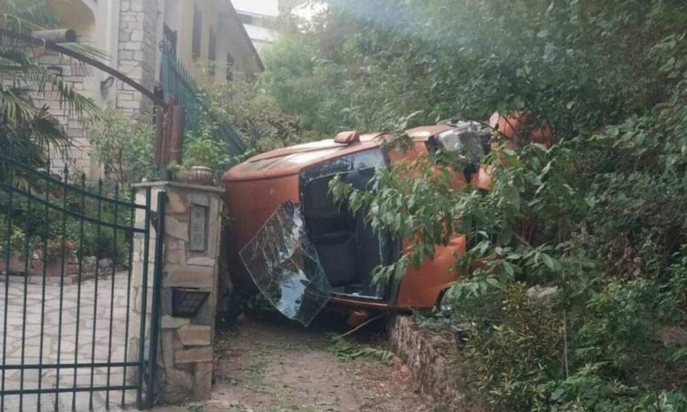Τρίκαλα: Αυτοκίνητο προσγειώθηκε σε αυλή σπιτιού – Από «θαύμα» σώθηκε ο οδηγός