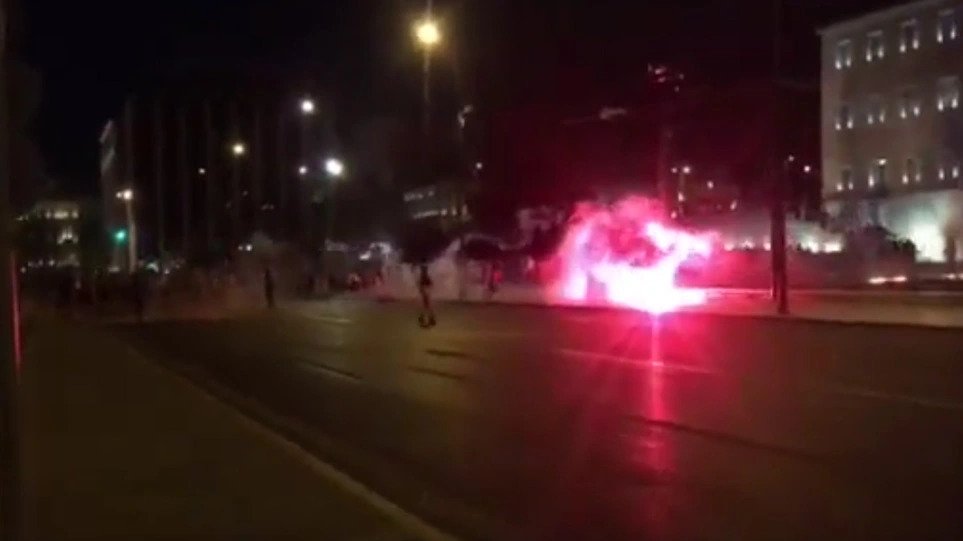 Σύνταγμα: Μολότοφ από αγνώστους στην συγκέντρωση κατά του αναγκαστικού εμβολιασμού