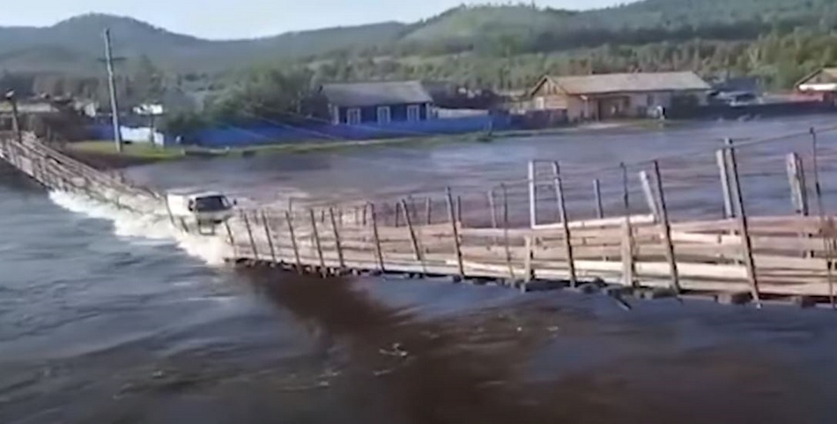 Ρωσία: Πεζογέφυρα καταρρέει όταν προσπαθεί να την περάσει φορτηγό (βίντεο)