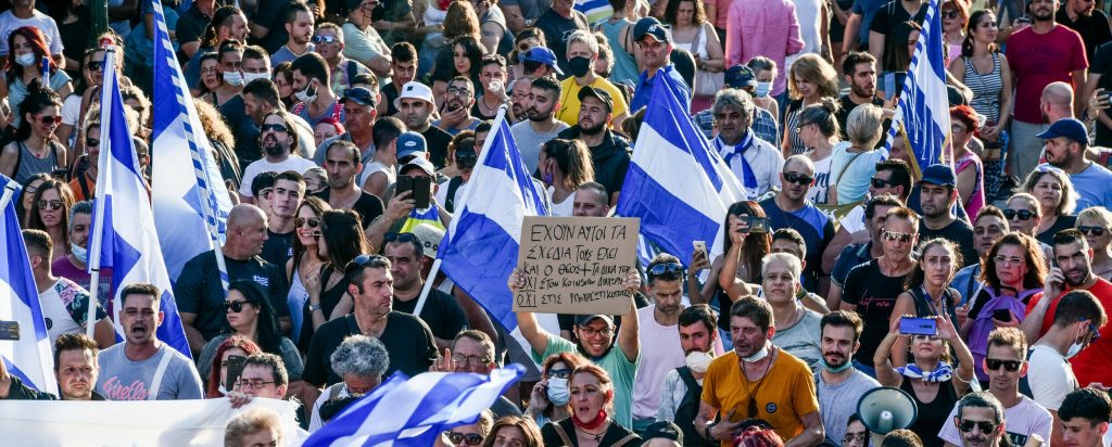 Μέγα πλήθος και μέγα πάθος σε Ομόνοια, Προπύλαια και Σύνταγμα σε συγκέντρωση κατά του υποχρεωτικού εμβολιασμού (βίντεο)