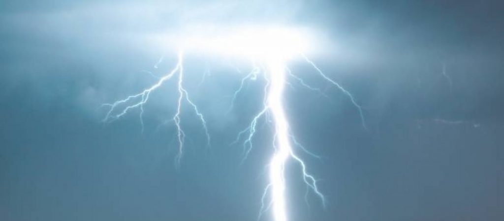 Κεραυνός χτυπάει αμάξι και… λιώνει το εσωτερικό του! (φώτο)