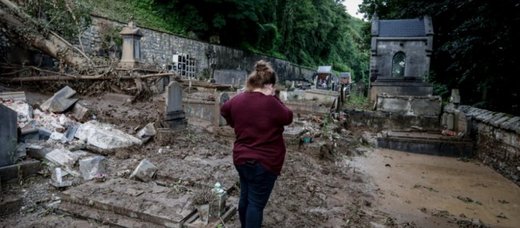 Σφοδρές πλημμύρες στο Βέλγιο – Παρασύρθηκαν αυτοκίνητα και πεζοδρόμια