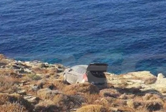 Φολέγανδρος: Η στιγμή που ανασύρεται το πτώμα της άτυχης Γαρυφαλλιάς από τη θάλασσα (βίντεο)