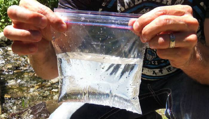 Το κόλπο για να ανάψεις φωτιά με μία πλαστική σακούλα και… νερό (βίντεο)