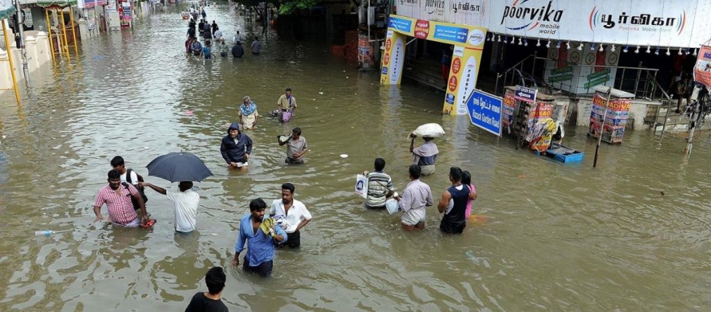 Ινδία πλημμύρες: Οι λάσπες αποκαλύπτουν τα πτώματα – Στους 127 οι νεκροί (βίντεο)