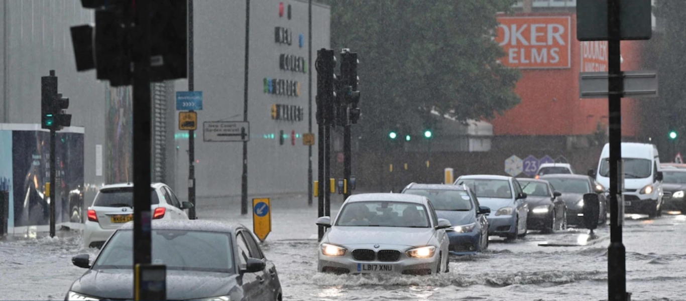 Βρετανία: Καταρρακτώδεις βροχές στο Λονδίνο – Πλημμύρισαν κεντρικοί δρόμοι (βίντεο)