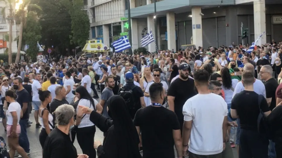 Ειδικός φρουρός ανάμεσα στους 17 συλληφθέντες στο Σύνταγμα στη συγκέντρωση κατά του υποχρεωτικού εμβολιασμού