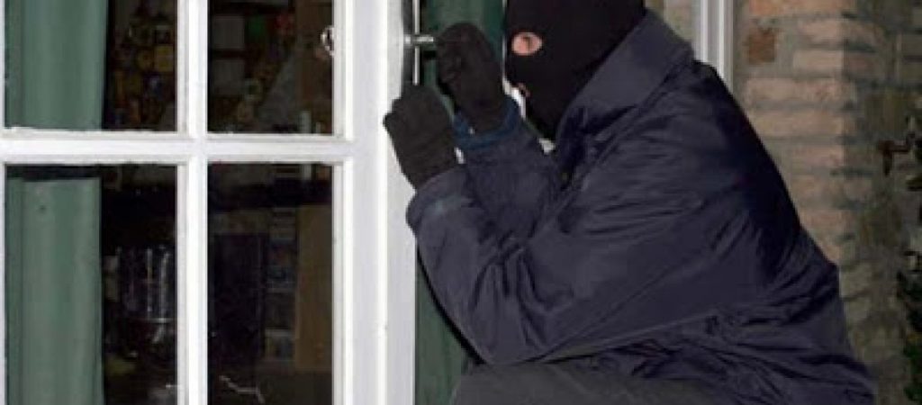 Εύβοια: Άντρας κατάφερε να ακινητοποιήσει κλέφτη μέσα στο ίδιο του το σπίτι – Συνελήφθη από αστυνομικούς