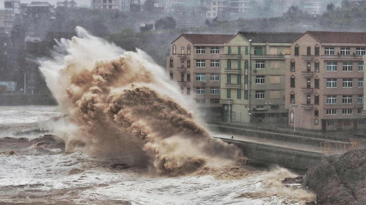 Κίνα: Μετά τις φονικές πλημμύρες κλείνουν λιμάνια και σιδηρόδρομοι ενόψει τυφώνα Ιν-Φα