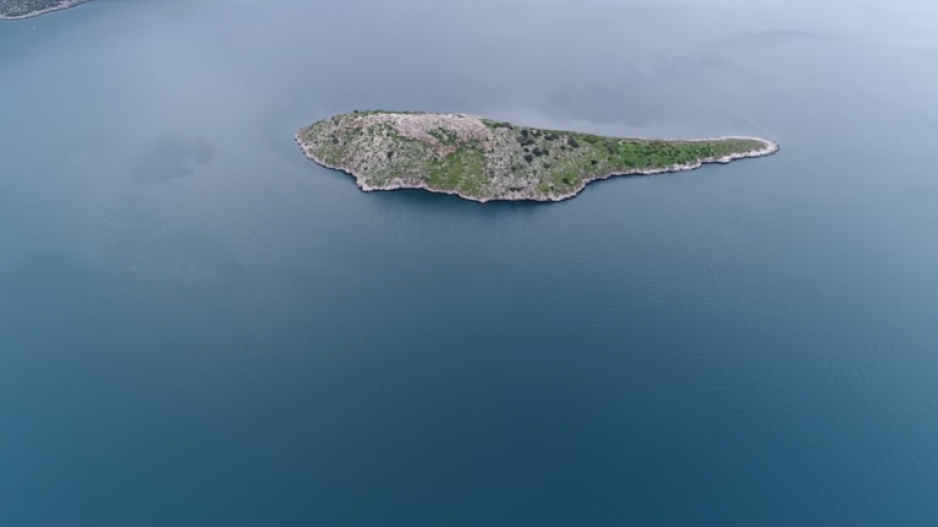 Πτήση πάνω από το ελληνικό νησάκι που μοιάζει με την… Κύπρο (βίντεο)