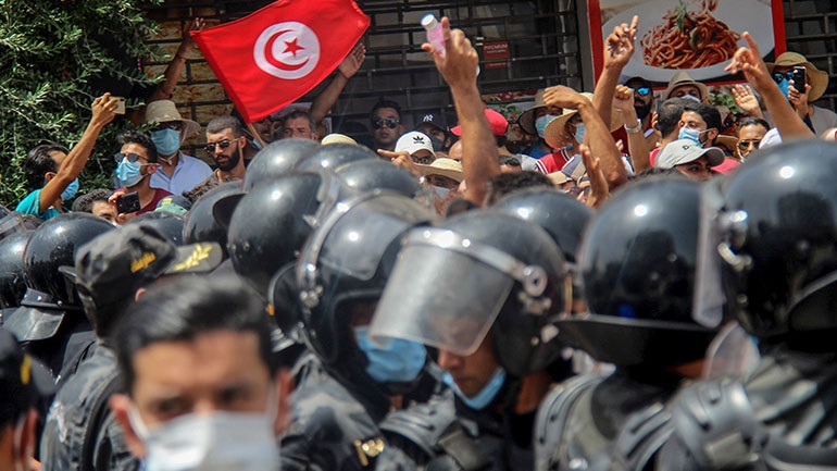 Στρατός έξω από το πρωθυπουργικό μέγαρο στην Τυνησία – Σοβαρά επεισόδια έξω από το κοινοβούλιο