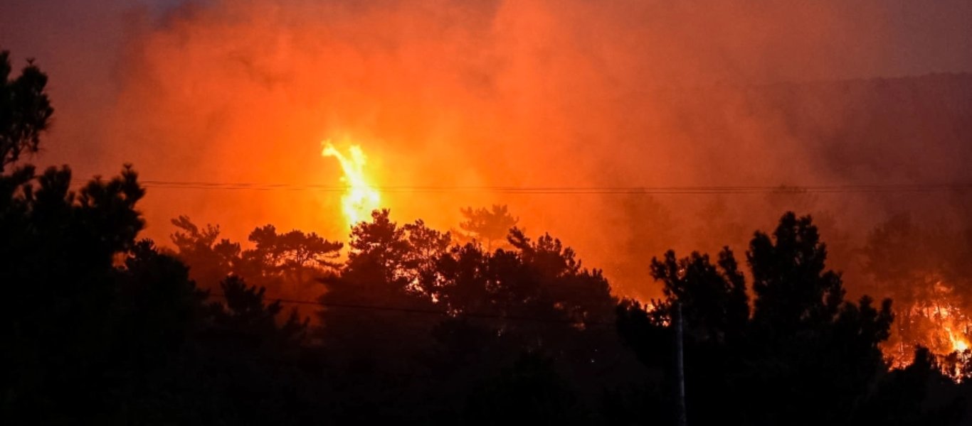 Μαίνεται η φωτιά στο Κιλκίς – Έχει εκδηλωθεί σε πολύ δύσβατη περιοχή
