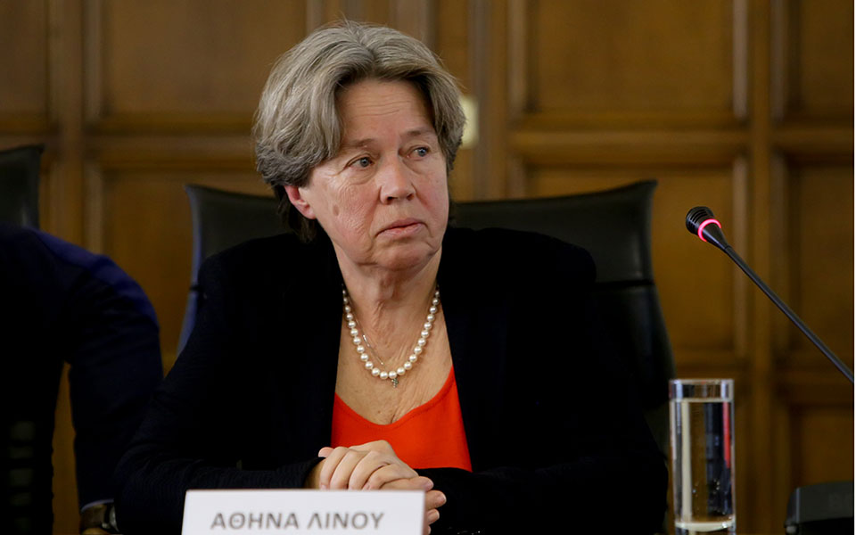 «Τρομοκρατεί» η Α.Λινού: «Αρκετοί ανεμβολίαστοι νέοι θα νοσήσουν και θα πεθάνουν»