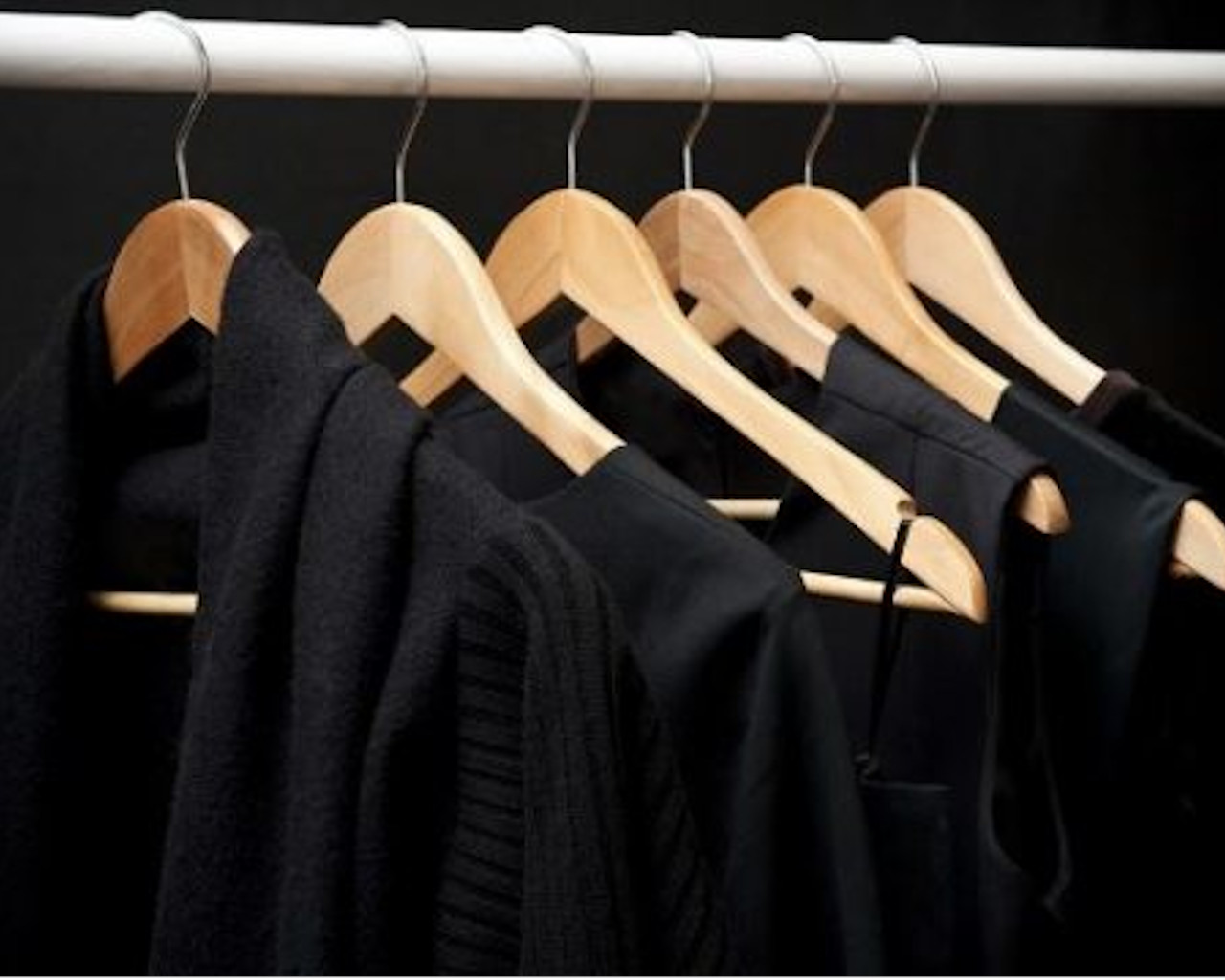 Μαύρα ρούχα: Οι 4 κανόνες που πρέπει να γνωρίζεις