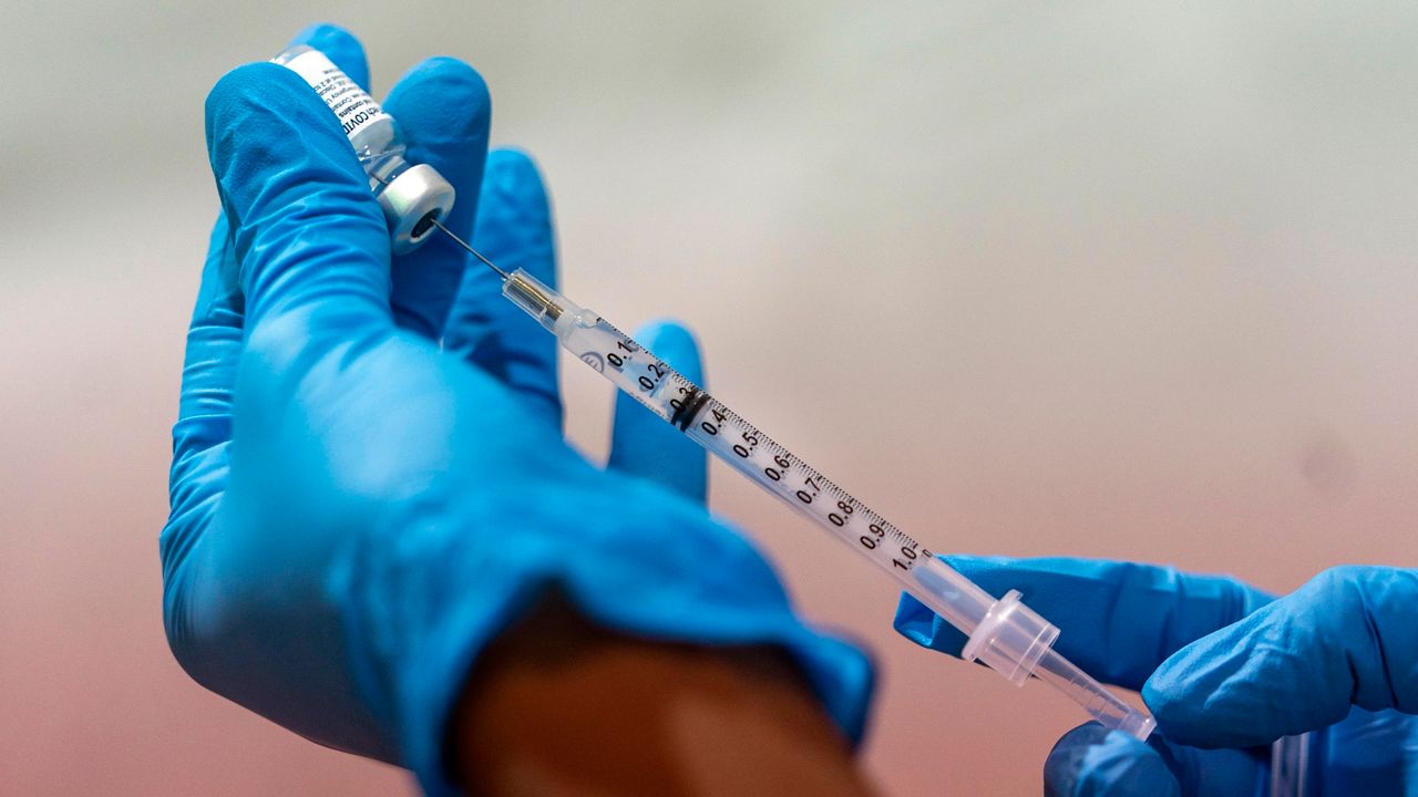 Oι «Financial Times» αποκαλύπτουν γιατί νοσούν οι εμβολιασμένοι: «Κανένα εμβόλιο δεν είναι τέλειο»