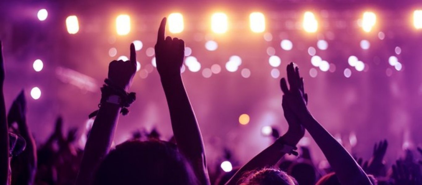 Άγριο ξύλο σε νυχτερινό μαγαζί στον Βόλο: Εκσφενδόνιζαν τραπέζια και καρέκλες – Τι συνέβη; (βίντεο)