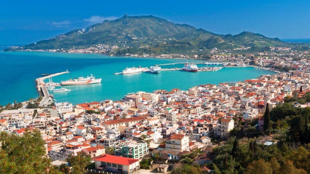 Lockdown σε 9 ακόμη νησιά ετοιμάζει η κυβέρνηση – Οι «ειδικοί» προτείνουν «τουριστική φούσκα» στις διακοπές (βίντεο)