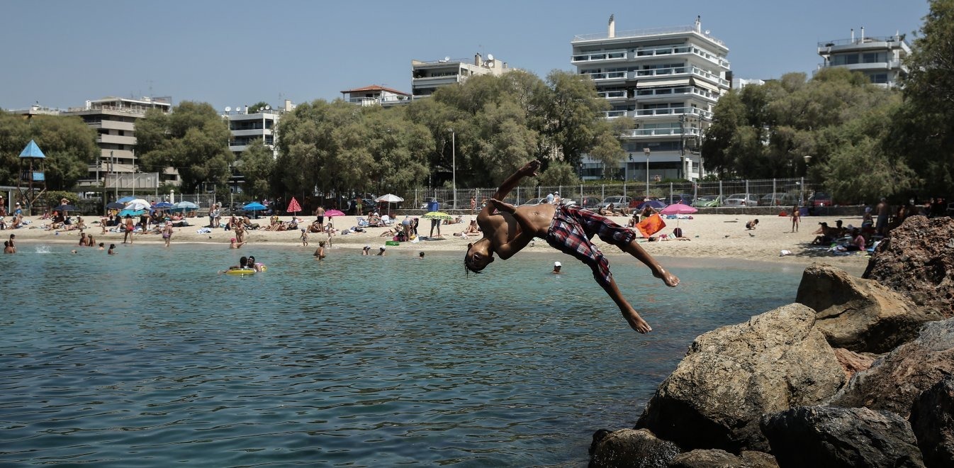 Καύσωνας: Οδηγίες ενημέρωσης και πρόληψης από το υπ.Υγείας – Ποιοι κινδυνεύουν