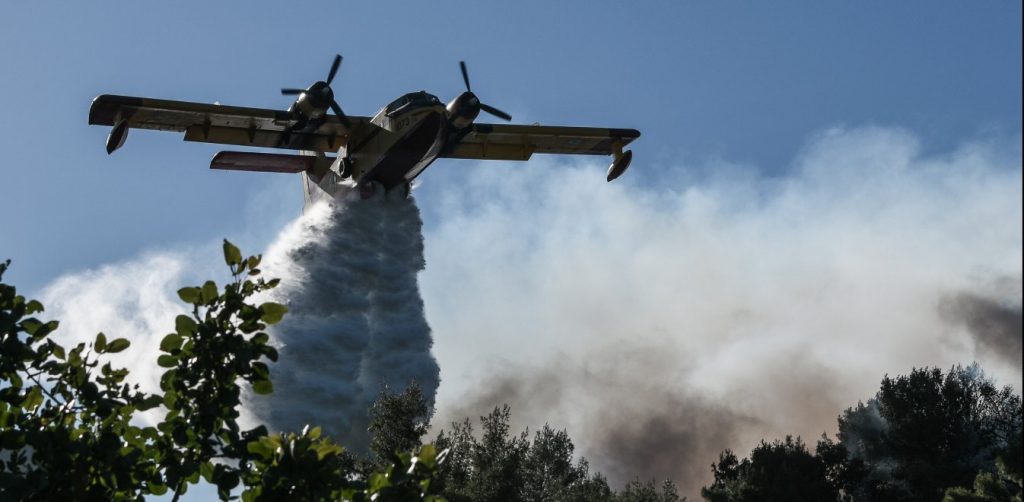 Μεγάλη φωτιά στην Σταμάτα: Επείγουσα ειδοποίηση από το 112 – «Κλείστε καμινάδες, παράθυρα, πόρτες»