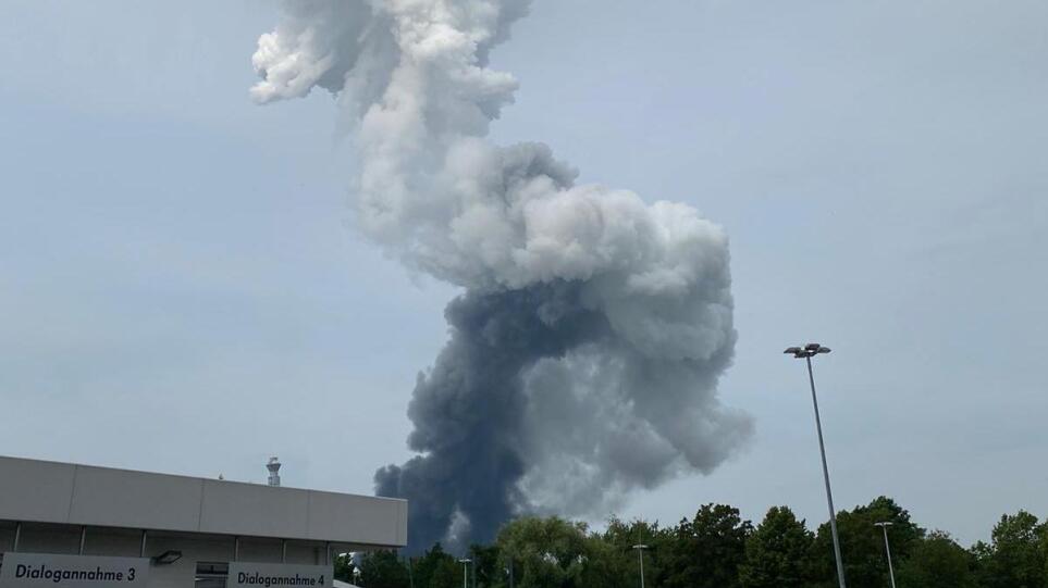Ισχυρή έκρηξη σε εργοστάσιο επεξεργασίας απορριμμάτων στο Λεβερκούζεν (βίντεο)