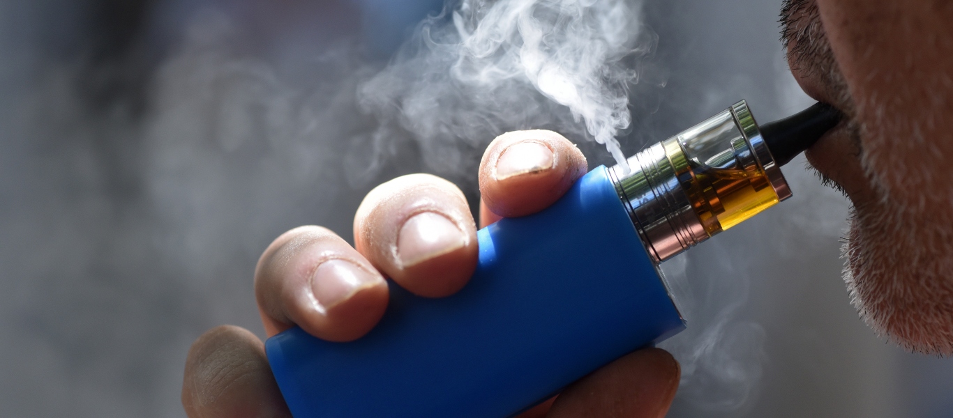 O ΠΟΥ προειδοποιεί για τα ηλεκτρονικά τσιγάρα: «Επικίνδυνες οι συσκευές εισπνοής νικοτίνης»