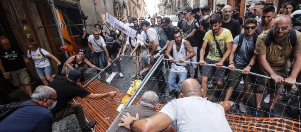 Ιταλία: Διαδηλώσεις πολιτών κατά του «πράσινου πιστοποιητικού εμβολιασμού»