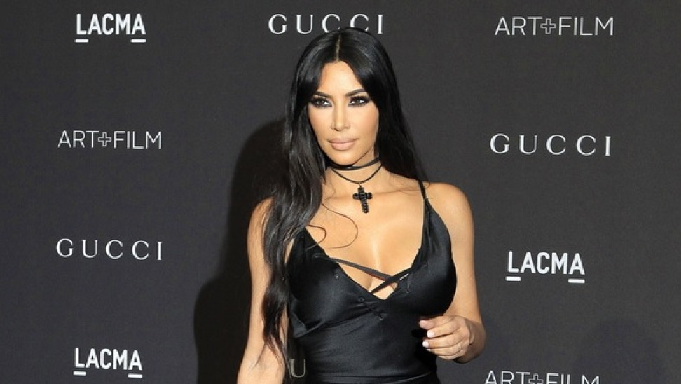 Κιμ Καρντάσιαν: Ποζάρει με μαγιό και κάνει τον ανδρικό πληθυσμό να «υποκλίνεται» (φωτο)