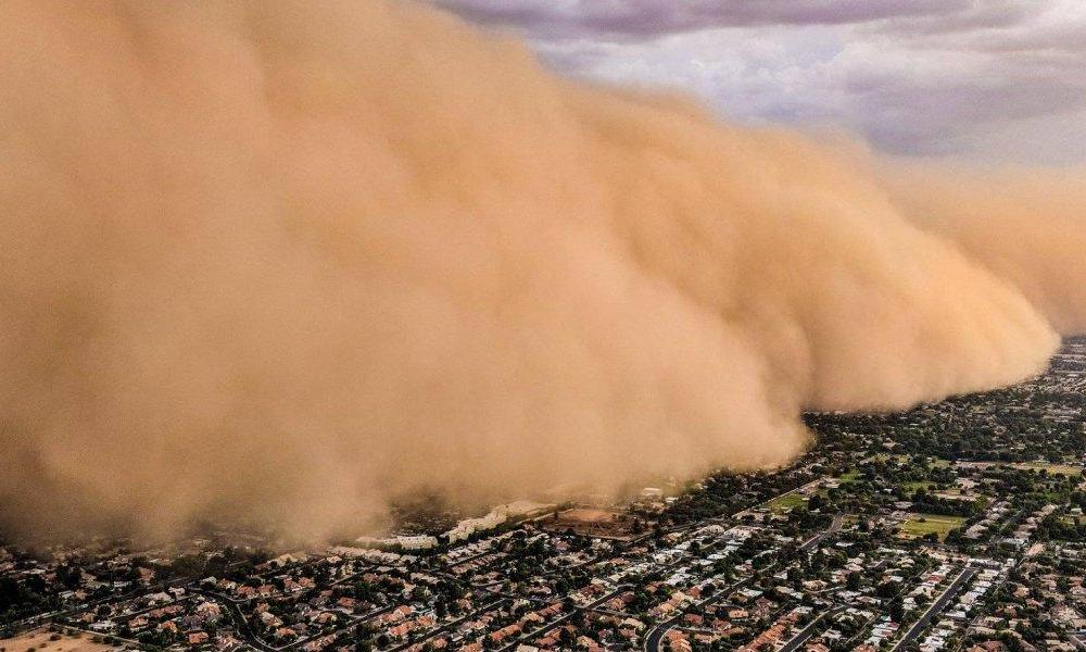Κίνα: H στιγμή που αμμοθύελλα «καταπίνει» ολόκληρη πόλη (βίντεο)
