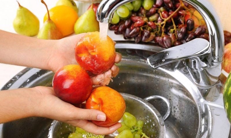 Πώς να πλένετε σωστά τα φρούτα και τα λαχανικά – Ποια πρέπει να πλένουμε με αλατόνερο
