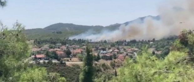 Έντονη η οσμή του καπνού στα Βριλήσσια από την φωτιά στη Σταμάτα