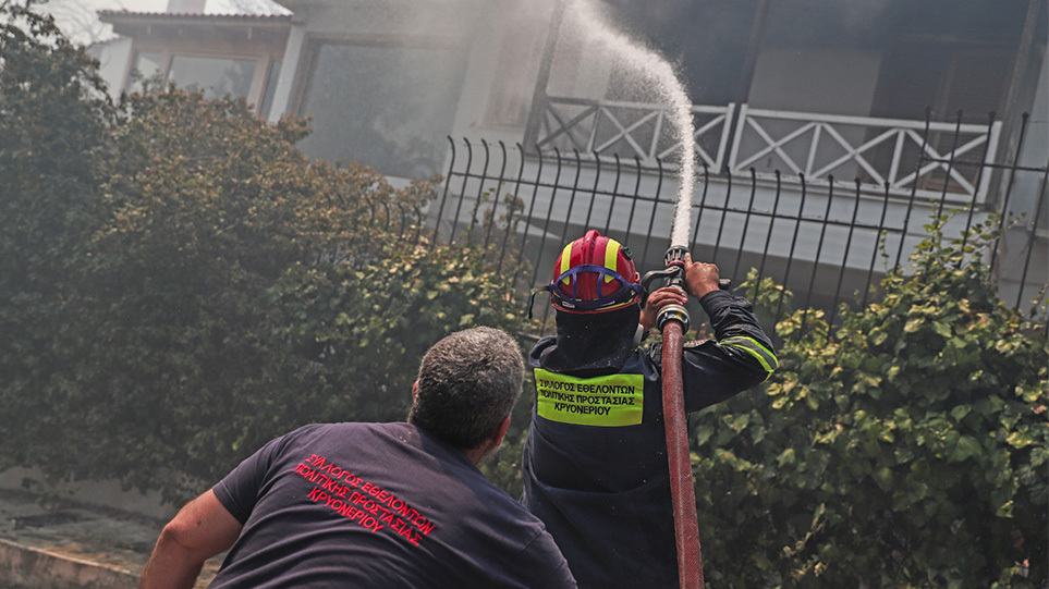 «Μάχη» με τις αναζωπυρώσεις σε Ροδόπολη, Διόνυσο, Σταμάτα – Ενισχύονται οι πυροσβεστικές δυνάμεις