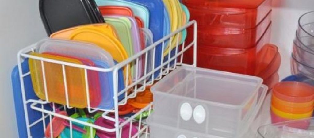 Ο αποτελεσματικός τρόπος για να καθαρίσετε τα πλαστικά δοχεία φαγητού