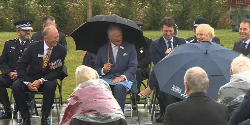 Μπόρις Τζόνσον: Παλεύει με την… ομπρέλα του και ο Κάρολος γελά! (βίντεο)