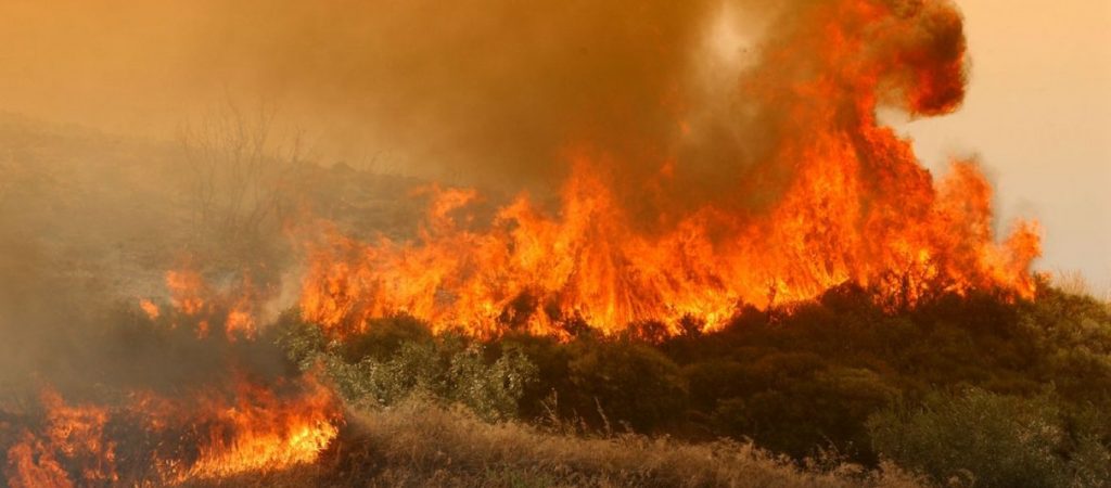 Σε εξέλιξη η μεγάλη φωτιά στην Πάτρα: Εκκενώθηκαν οικισμοί – Με εγκαύματα πολίτης (βίντεο)