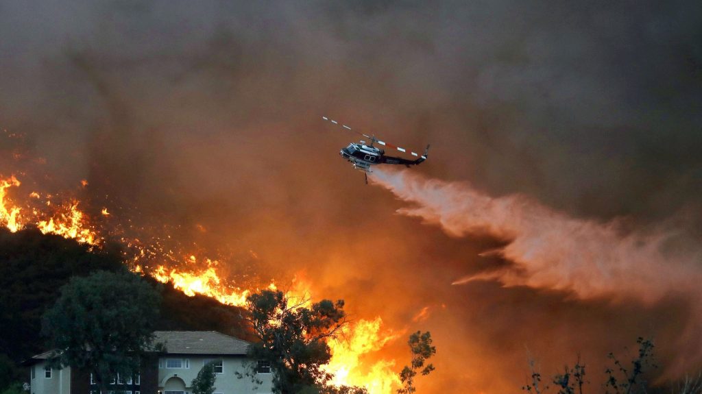 Πυρκαγιά στην Τουρκία: Καταστράφηκαν σπίτια – Τρεις τραυματίες με εγκαύματα (βίντεο)