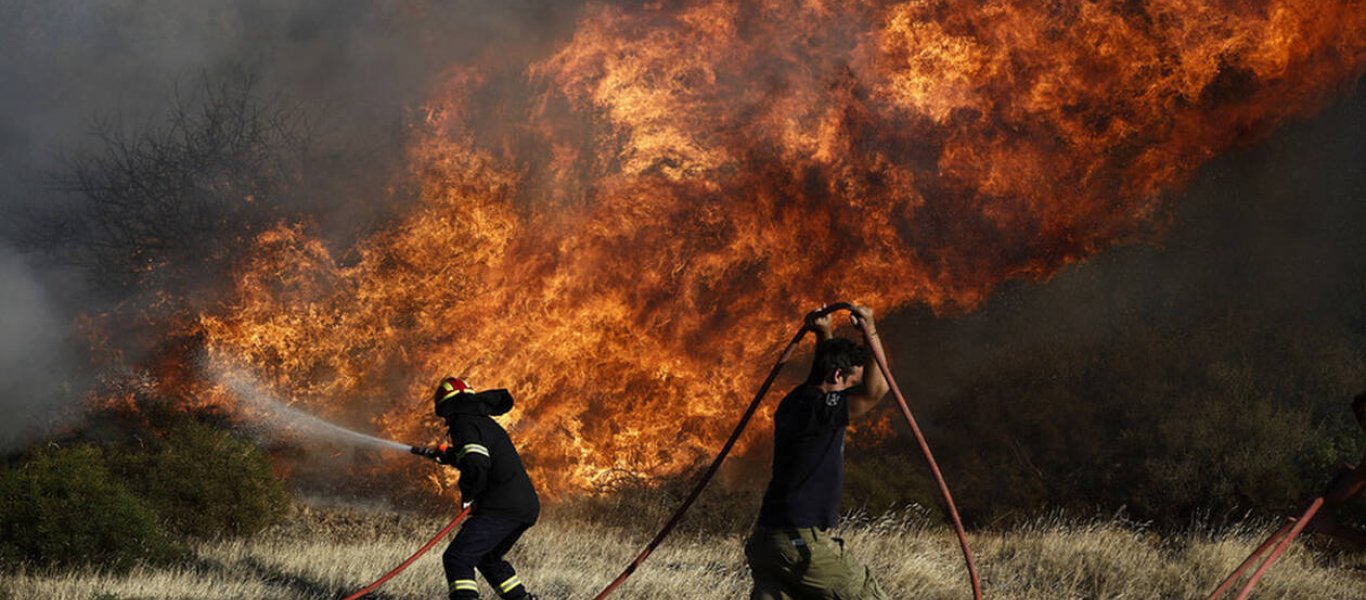 Οργισμένη κάτοικος στο Σούλι για τις φωτιές: «Άχρηστο κράτος! Ο π@@στ@ς που βγήκε μας έκαψε» (βίντεο)